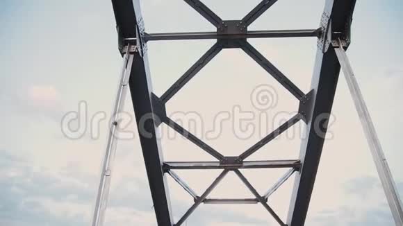 河面逆天桥的一部分视频的预览图