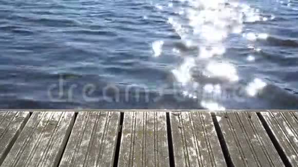 水背景上木板木地板阳光反射的水视频的预览图