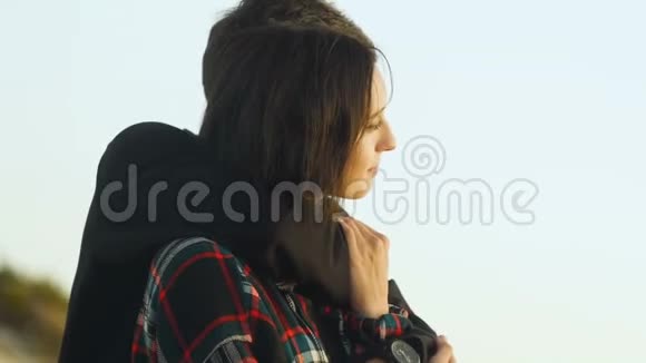 年轻的希普斯特夫妇相爱在海滩上拥抱男人接吻女孩视频的预览图