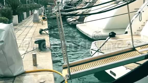 码头豪华游艇停泊坡道视频的预览图