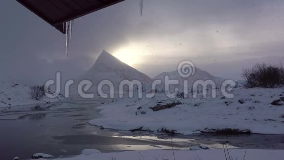 降雪山脉和日落视频的预览图