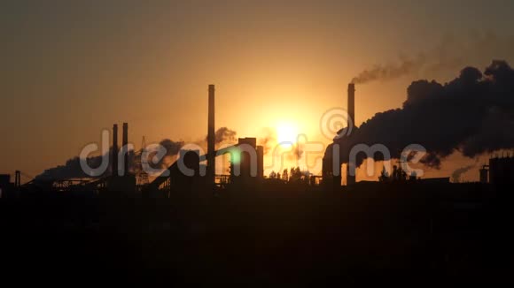 黎明太阳背景下工业企业的管道视频的预览图