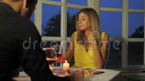 情侣爱吃烛光晚餐喝红酒有趣的谈话视频的预览图