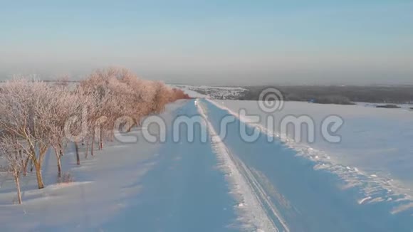 冬季日落时森林丘陵的鸟瞰图视频的预览图
