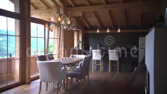 漂亮的餐厅和新豪华小屋的厨房视频的预览图