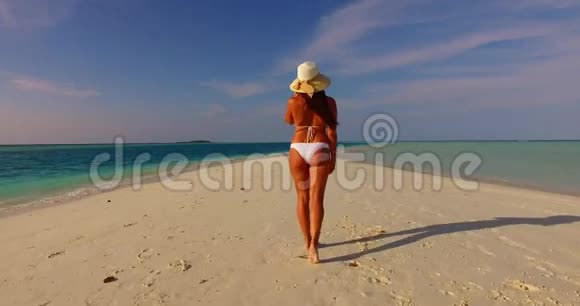 V07842马尔代夫白色沙滩1人年轻美丽的女士独自在阳光明媚的热带天堂沙洲日光浴视频的预览图