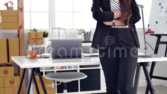 成功的亚洲女企业家在繁忙的办公室工作微笑的肖像视频的预览图