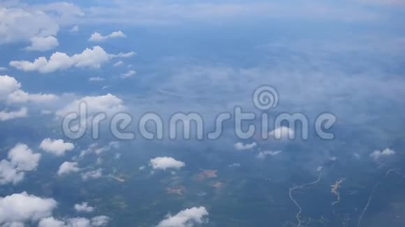 在飞机上云和陆地从飞机窗口发出声音视频的预览图