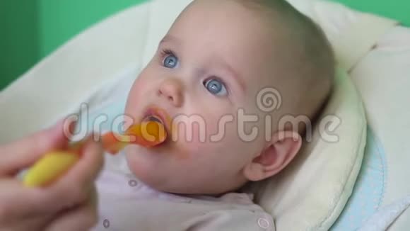 妈妈用勺子喂宝宝在厨房挨近射击视频的预览图