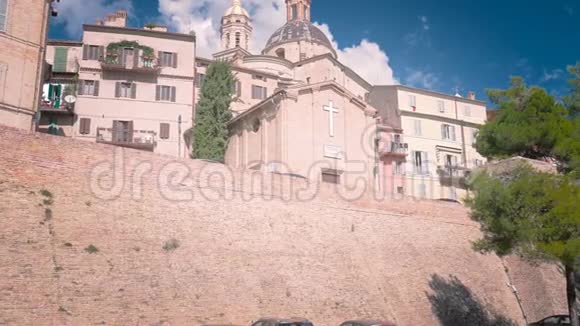 意大利山城的一座古老的小教堂视频的预览图