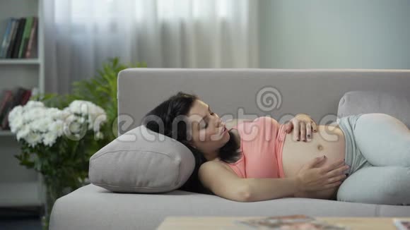 关心她的幸福和感情孕妇摸她的肚子视频的预览图