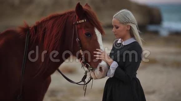 漂亮的年轻女孩穿着复古风格的连衣裙摆在马旁边户外肖像画视频的预览图