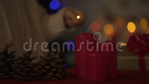 女孩在圣诞前夜点燃蜡烛美丽的节日装饰魔法视频的预览图