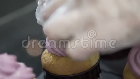 厨师用蓝莓装饰杯子蛋糕烹饪纸杯蛋糕视频的预览图