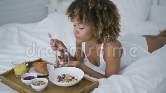 做梦的女人在床上吃甜食视频的预览图