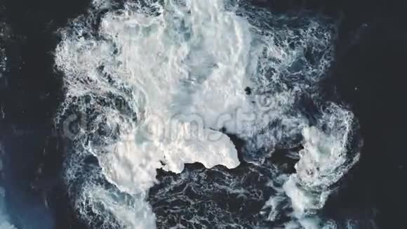 南极史诗海洋海浪鸟瞰图视频的预览图