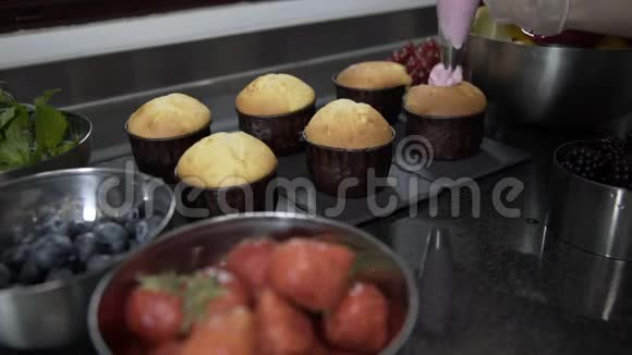 把蓝莓奶油放在美味的蛋糕上烤盘上的生饼视频的预览图