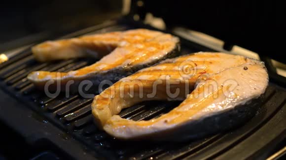 三文鱼牛排是烤的视频的预览图