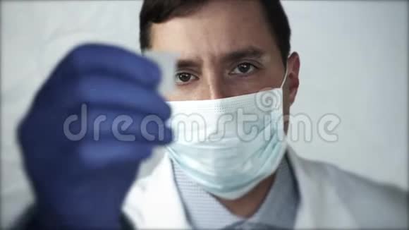 特写医生在玻璃板上看着实验室技术人员的手选择性聚焦视频的预览图