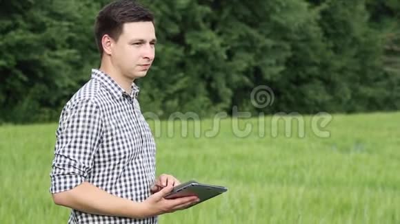 白种人的黑黑肤色的农民在田里用平板电脑工作在农业领域工作的科学家视频的预览图