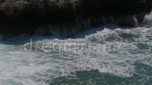 海浪拍打悬崖2视频的预览图