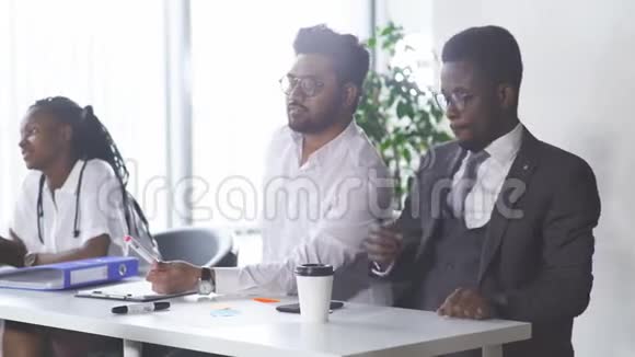 多种族商业同事在工作场所交谈互动视频的预览图