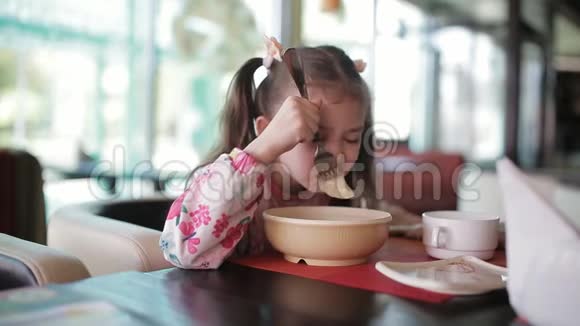 小女孩在餐馆吃饭胃口很大视频的预览图