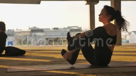 Yogi女孩正坐在纳瓦萨纳的废弃建筑里夏天日落时分健康的生活方式运动理念运动视频的预览图