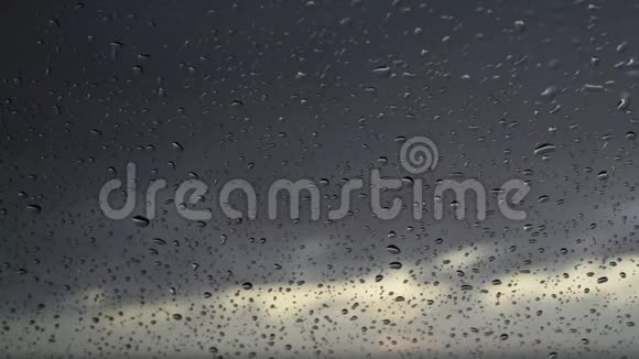 雨天大雨落在窗户表面视频的预览图