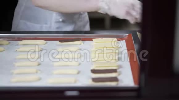 糖果装饰与白色和黑色牛奶巧克力视频的预览图