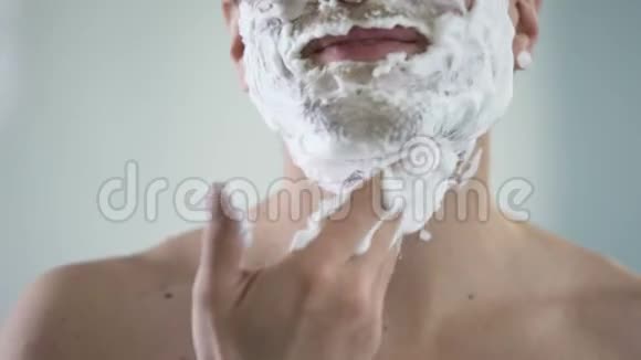 帅哥对他的新剃须产品满意定性男性化妆品视频的预览图