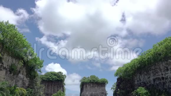 奇怪的岩石上的云快速运动视频的预览图
