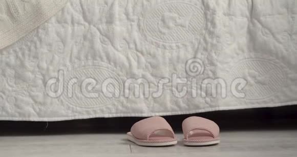 把一个女人粉色拖鞋视频的预览图