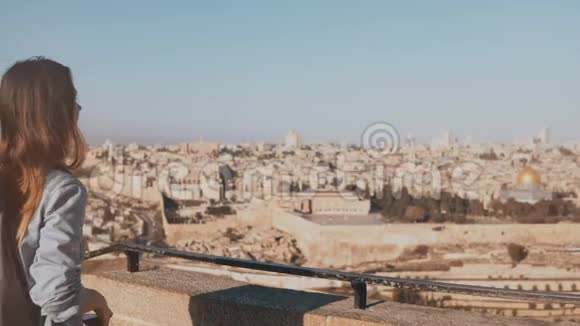 女游客拍摄耶路撒冷古镇照片漂亮的白人旅行者女人带着背包微笑以色列4K视频的预览图