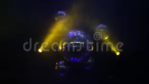 复古迪斯科球与紫星爆发反射和雾在俱乐部视频的预览图