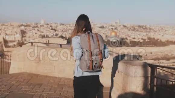 带背包的女孩步行去看老耶路撒冷城兴奋的欧洲游客举起手快乐而快乐以色列4K视频的预览图