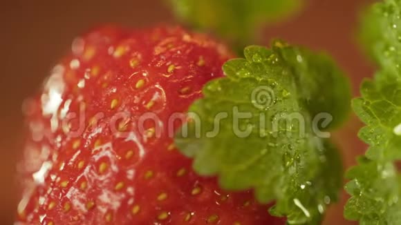 草莓和薄荷叶上的大量水滴多利射击视频的预览图