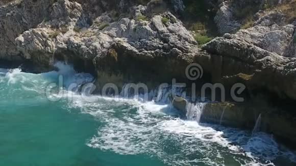 海浪拍打悬崖峭壁视频的预览图