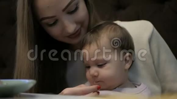 年轻的母亲用苏鲁古尼奶酪喂养小女孩视频的预览图