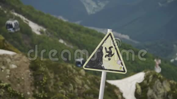 山顶警示标志带车厢的缆车视频的预览图