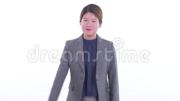 快乐的年轻亚洲女商人挥手视频的预览图