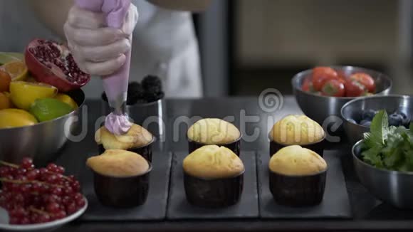 用奶油装饰杯蛋糕使用烹饪袋糖果制作松饼视频的预览图