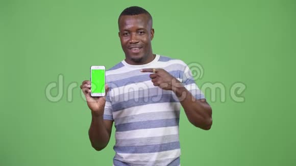 年轻快乐的非洲男人拿着电话指指点点视频的预览图