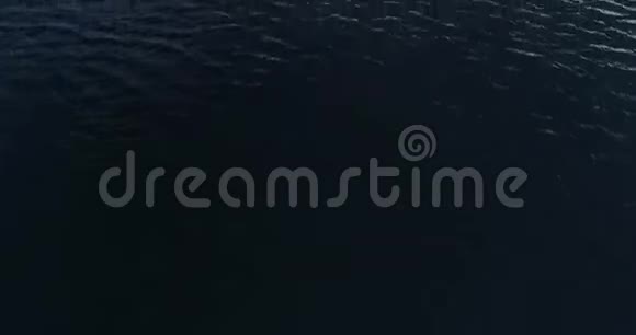 空中无人机视频日落爱琴海和希腊岛屿与美丽的云彩和颜色希腊4k50fps视频的预览图