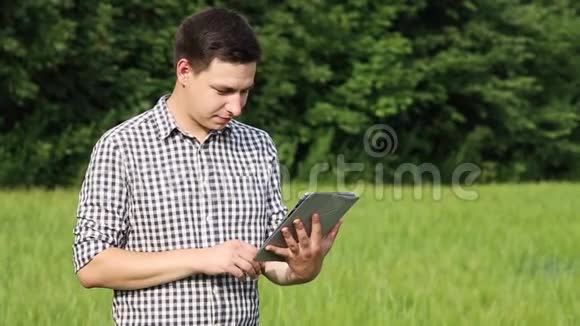 白种人的黑黑肤色的农民在田里用平板电脑工作在农业领域工作的科学家视频的预览图