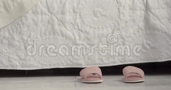 把一个女人粉色拖鞋视频的预览图