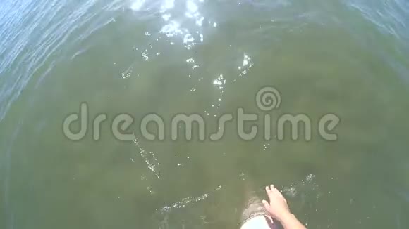 女孩走在海边掉进海里游泳视频的预览图