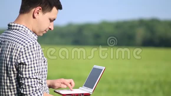白种人的黑黑肤色的农民在田里用笔记本电脑工作在农业领域工作的科学家视频的预览图