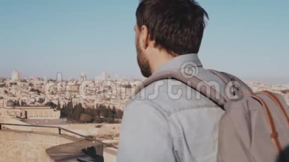 快乐的白种人旅游男性举手兴奋以色列耶路撒冷张开双臂的人旅行慢动作视频的预览图
