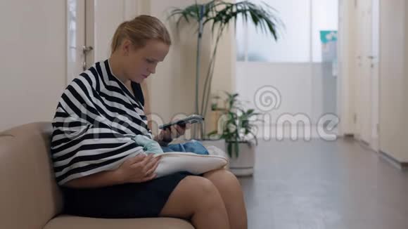儿童保健中心使用移动和哺乳婴儿的妇女视频的预览图